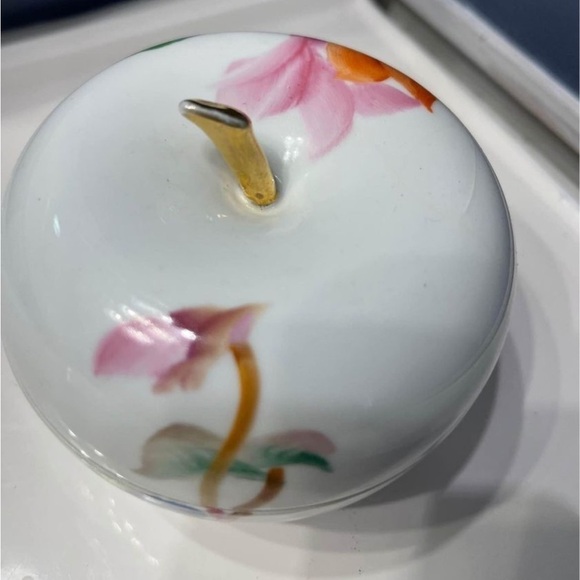 Handpainted vintage porcelain apple trinket dish with applied gold paint - Picture 3 of 6